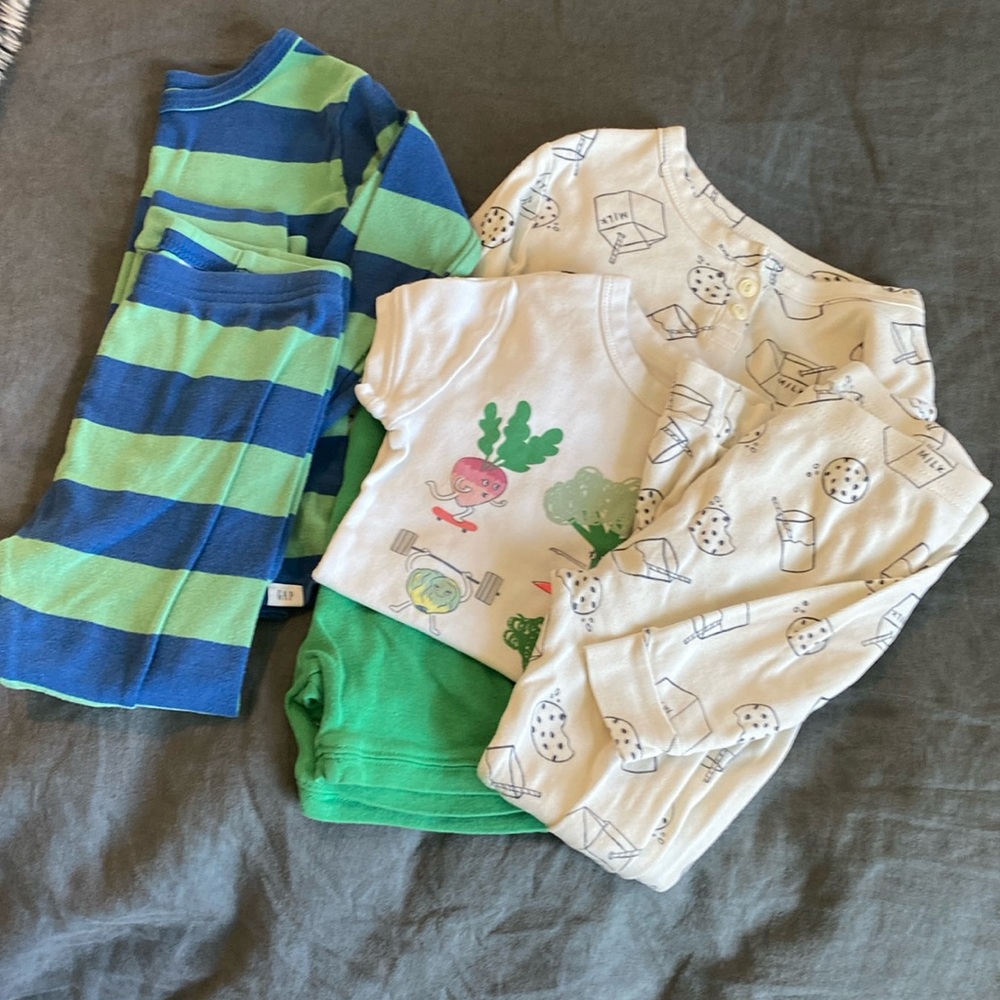 [Gap] Lot of Cute 4T PJs ☺️